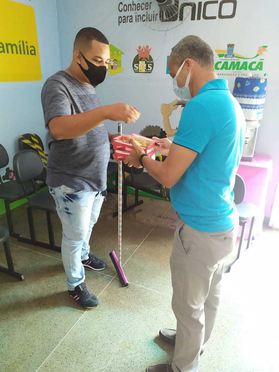 Camacã: Prefeito Paulo do Gás recebe funcionários com bombons
